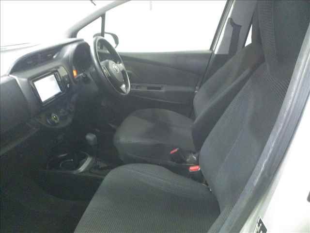 2017 Toyota Vitz auction photo 3
