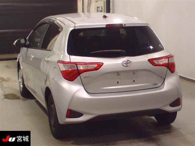 2017 Toyota Vitz auction photo 2