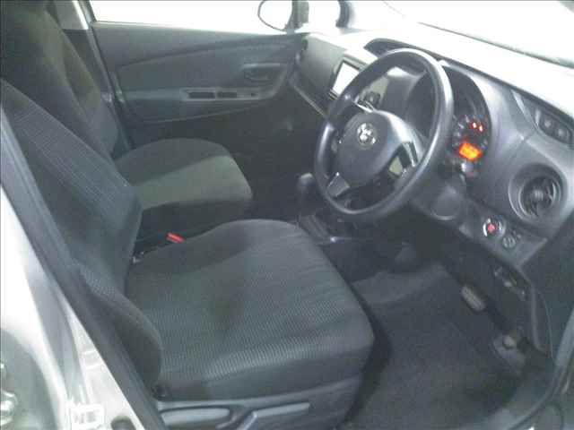 2017 Toyota Vitz auction photo 4