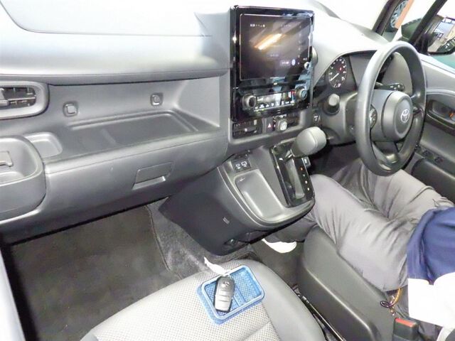 2025 Toyota Sienta ハイブリッドX auction photo 3