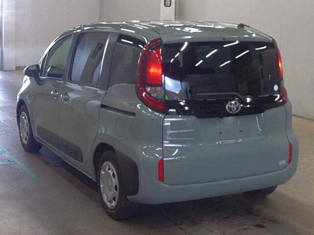 2023 Toyota Sienta X auction photo 2