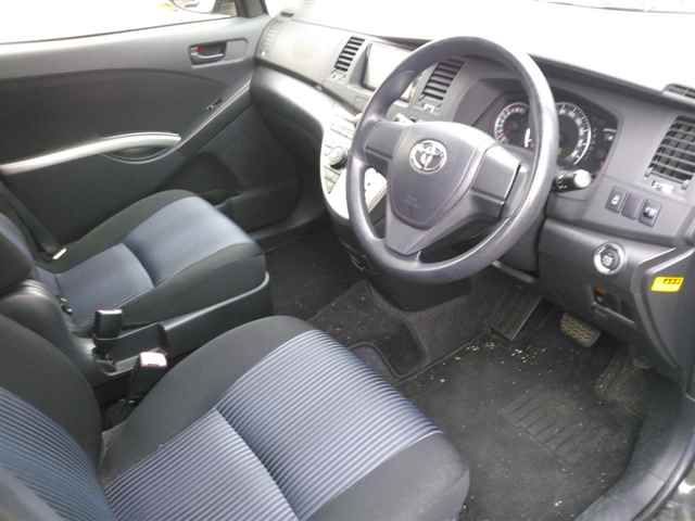 2016 Toyota Isis Platana auction photo 3