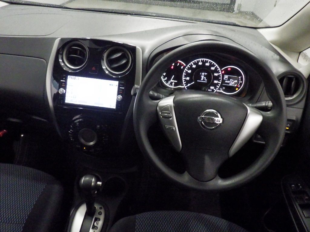 2016 Nissan ノート HB X DIG-S auction photo 3