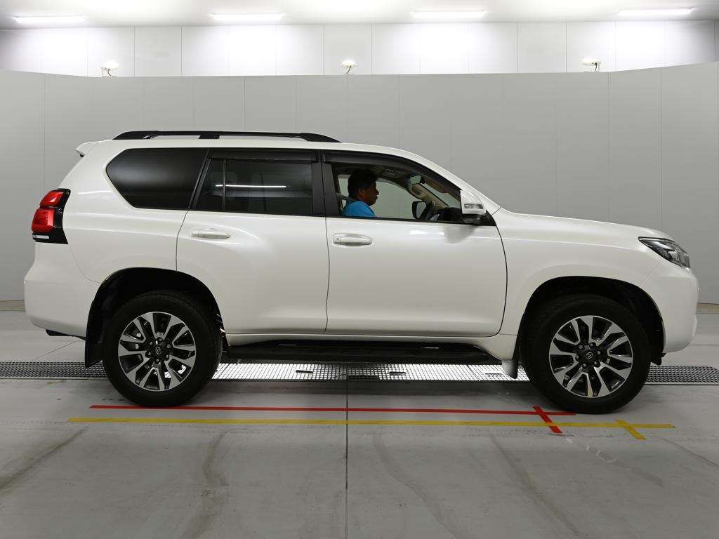 2022 Toyota Land Cruiser Prado TX L Package 4WD auction photo 3