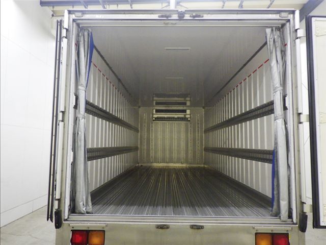 2020 Isuzu Forward Refrigerated and frozen trucks auction photo 4