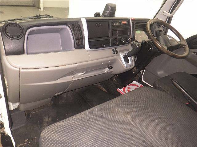 2019 Mitsubishi Fuso Canter 4WD flatbed truck, 2-ton capacity. auction photo 4
