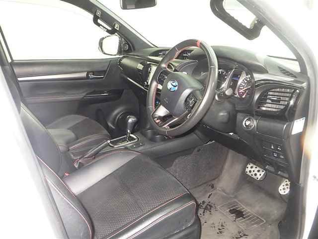 2023 Toyota Hilux Z GR SPORT auction photo 3