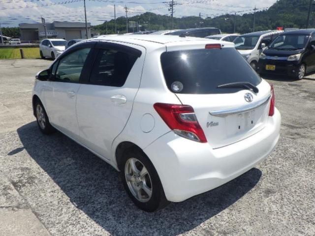 2015 Toyota Vitz F auction photo 2
