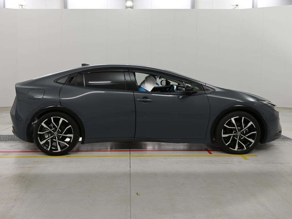 2023 Toyota Prius PHEV Z auction photo 3