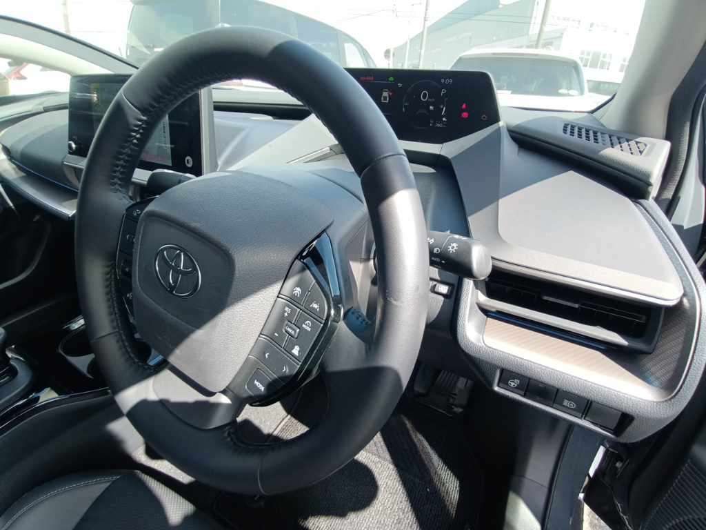 2023 Toyota Prius PHEV Z auction photo 9