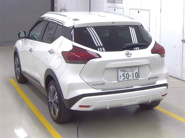 2022 Nissan Kicks X Two-tone interior auction photo 2