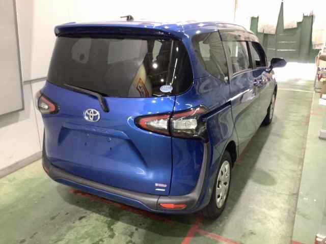 2015 Toyota Sienta 4WD G auction photo 2
