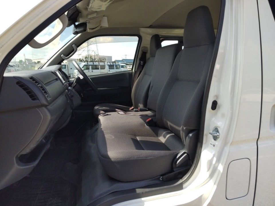 2021 Toyota Hiace auction photo 16