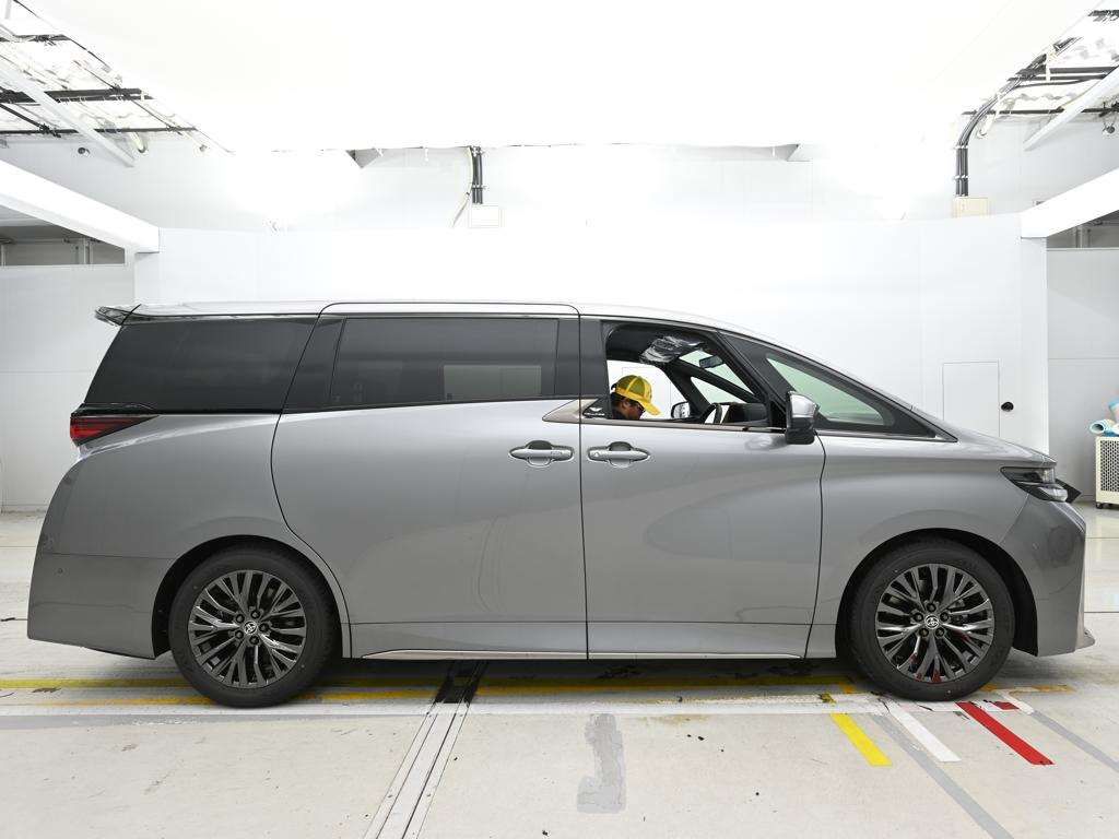 2026 Toyota Vellfire Z Premier auction photo 3