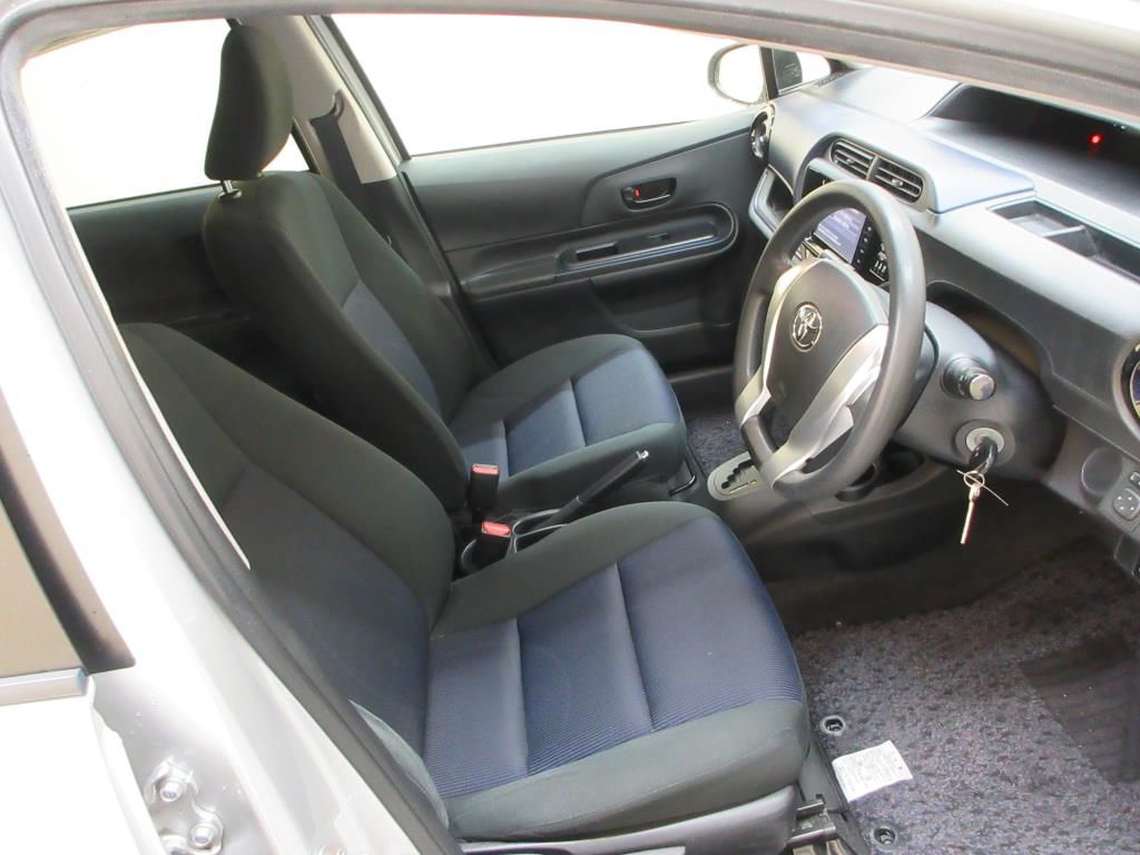 2015 Toyota Aqua S auction photo 6