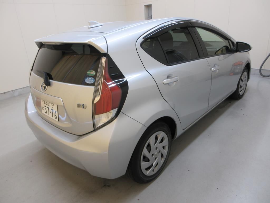 2015 Toyota Aqua S auction photo 2
