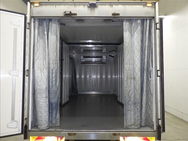 2021 Isuzu Elf Refrigerated and frozen trucks auction photo 4