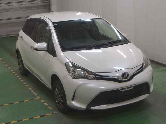2015 Toyota Vitz 4WD Fスマートスタイル Japan auction vehicle