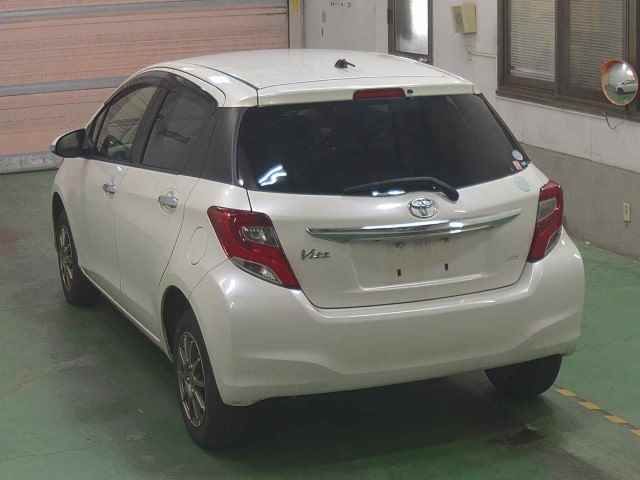 2015 Toyota Vitz 4WD Fスマートスタイル auction photo 2