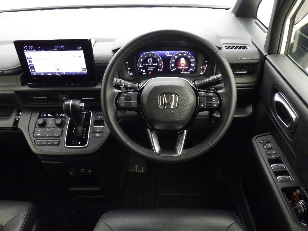 2023 Honda Stepwgn 4WD 8人 auction photo 3