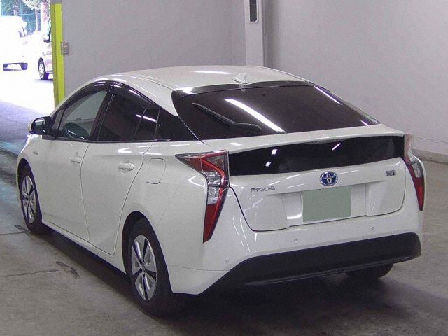 2016 Toyota Prius Aプレミアム auction photo 2
