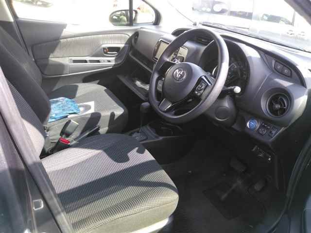2017 Toyota Vitz Hybrid F auction photo 3