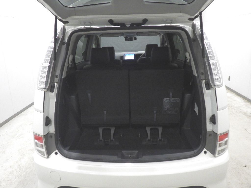 2016 Toyota Isis Platana V Selection Blanc auction photo 8