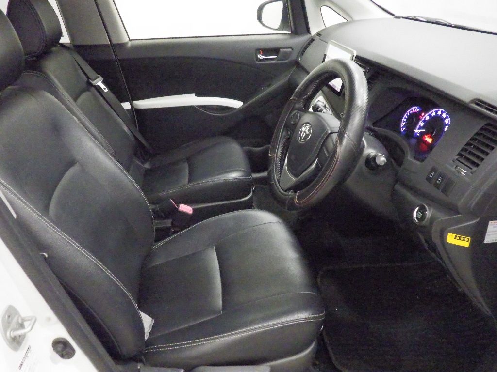 2016 Toyota Isis Platana V Selection Blanc auction photo 6