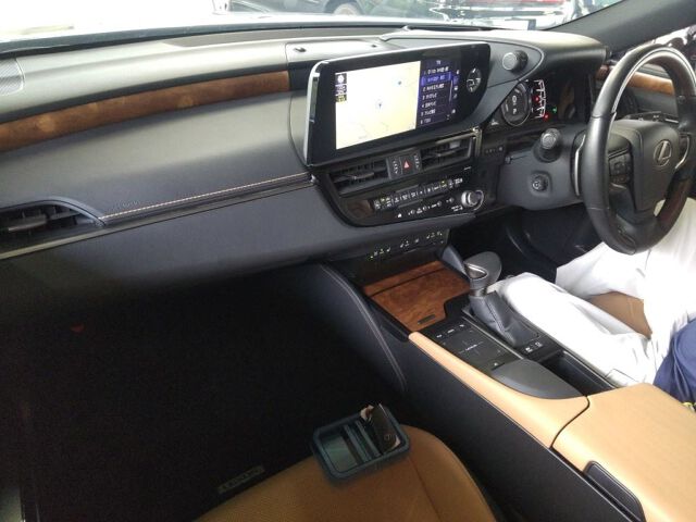 2022 Lexus ES ES300H VER-L auction photo 3