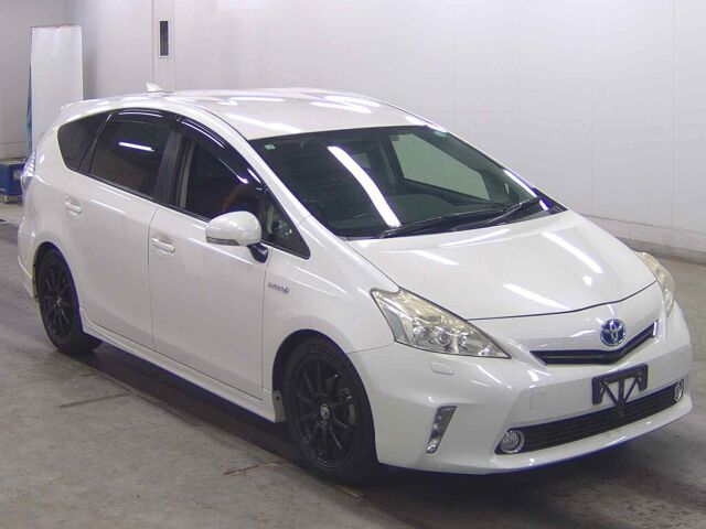 2013 Toyota Prius Alpha G Japan auction vehicle