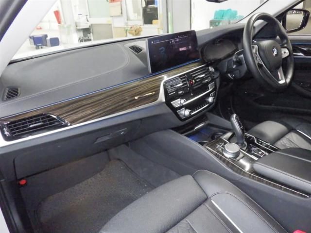 2021 BMW BMW 530 e Luxury ED Joy Plus auction photo 2