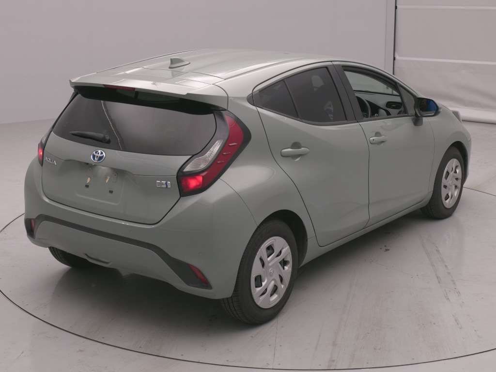 2022 Toyota Aqua X auction photo 2