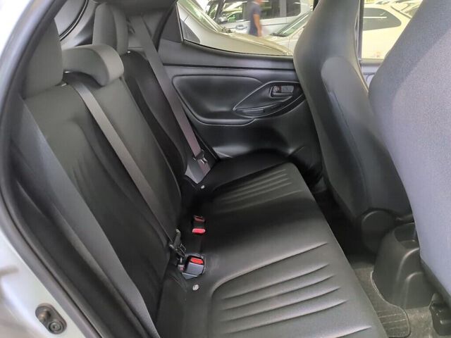 2020 Toyota Yaris Hybrid X auction photo 6