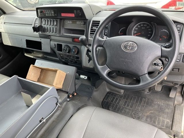 2009 Toyota Hiace 4WDキュウキュウシャ auction photo 4