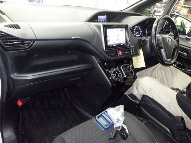 2018 Toyota Noah HV G auction photo 3