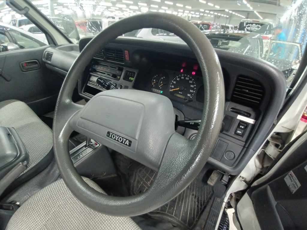 1996 Toyota Hiace DX 4WD auction photo 9