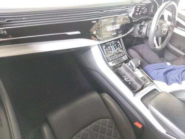 2022 Audi Q8 55TFSIクワトロSライ 4WD auction photo 3