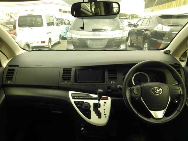2012 Toyota Isis Platana V Selection White auction photo 8