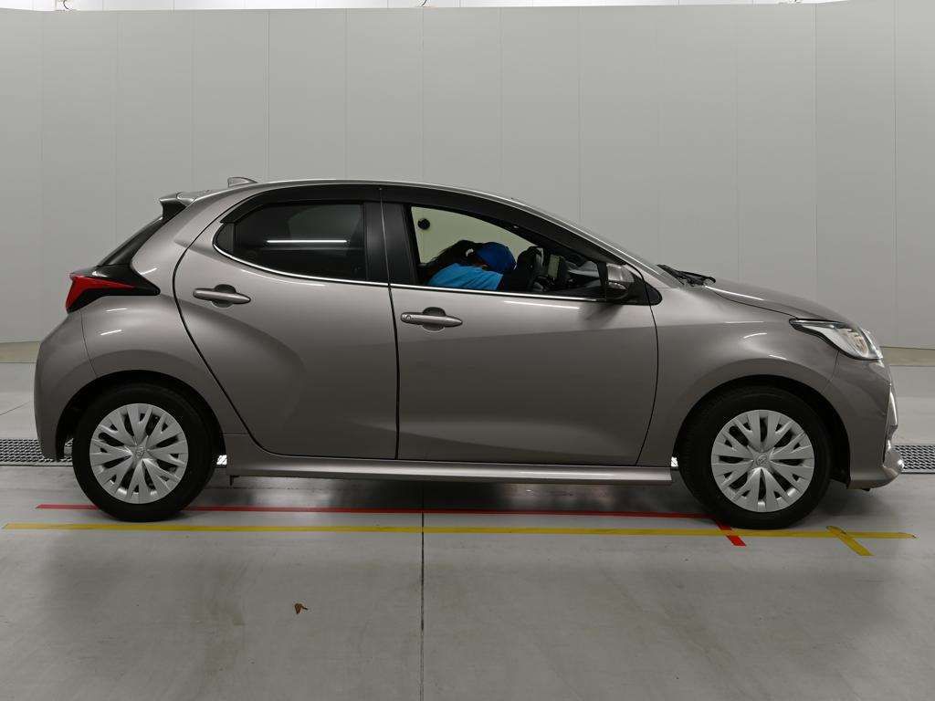 2022 Toyota Yaris ハイブリッドZ auction photo 3