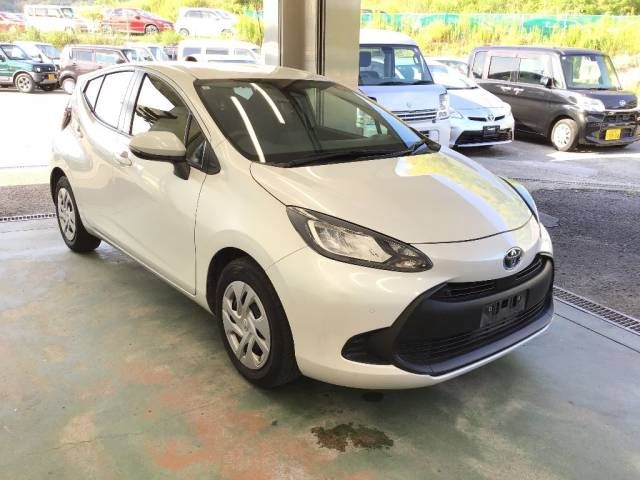 2022 Toyota Aqua X auction photo 2