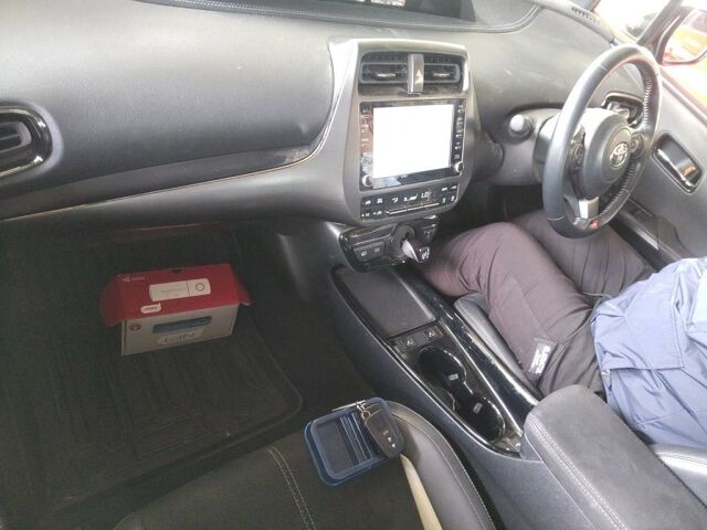 2022 Toyota Prius PHEV S GR Sport auction photo 3