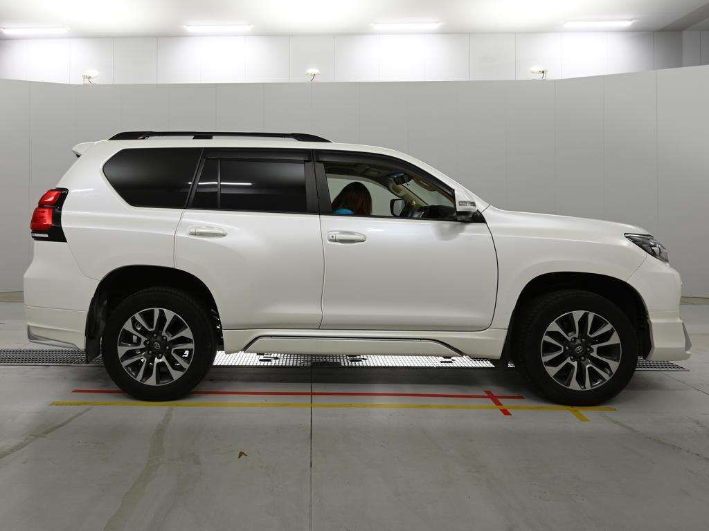 2022 Toyota Land Cruiser Prado TX L Package 4WD auction photo 3