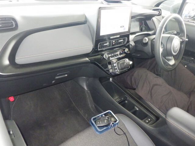 2025 Toyota Aqua Z auction photo 3