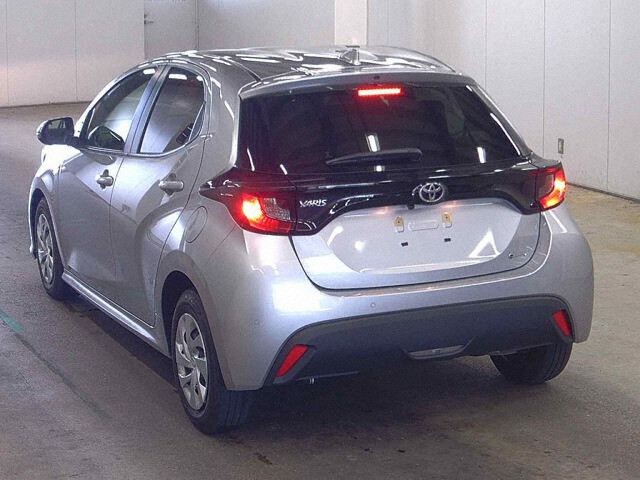 2025 Toyota Yaris ハイブリッドX auction photo 2