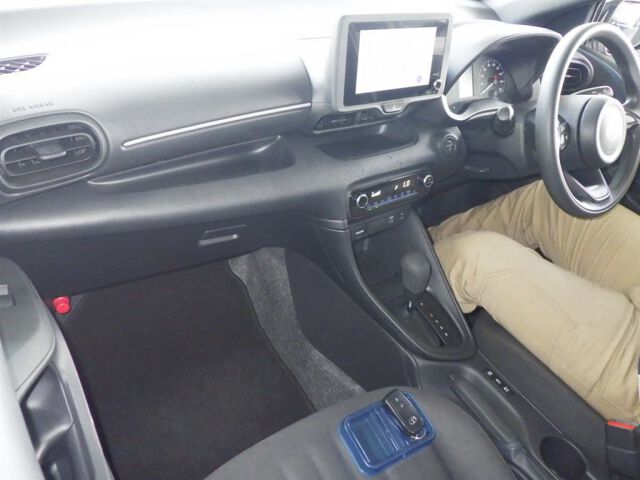 2025 Toyota Yaris ハイブリッドX auction photo 3