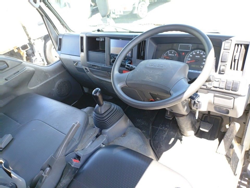2016 Isuzu Elf auction photo 3
