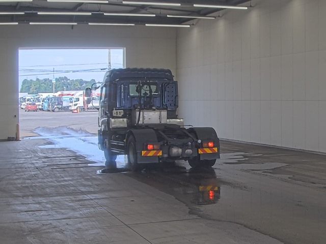 2011 Isuzu Giga トラクター auction photo 2