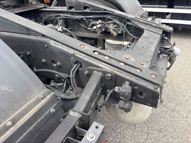 2011 Isuzu Giga トラクター auction photo 11