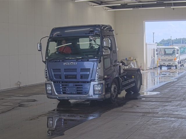 2011 Isuzu Giga トラクター Japan auction vehicle