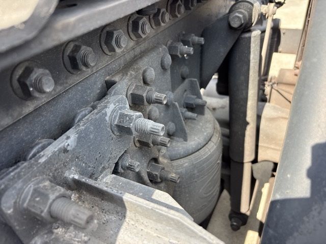 2020 Nissan Diesel クオン tractor auction photo 9
